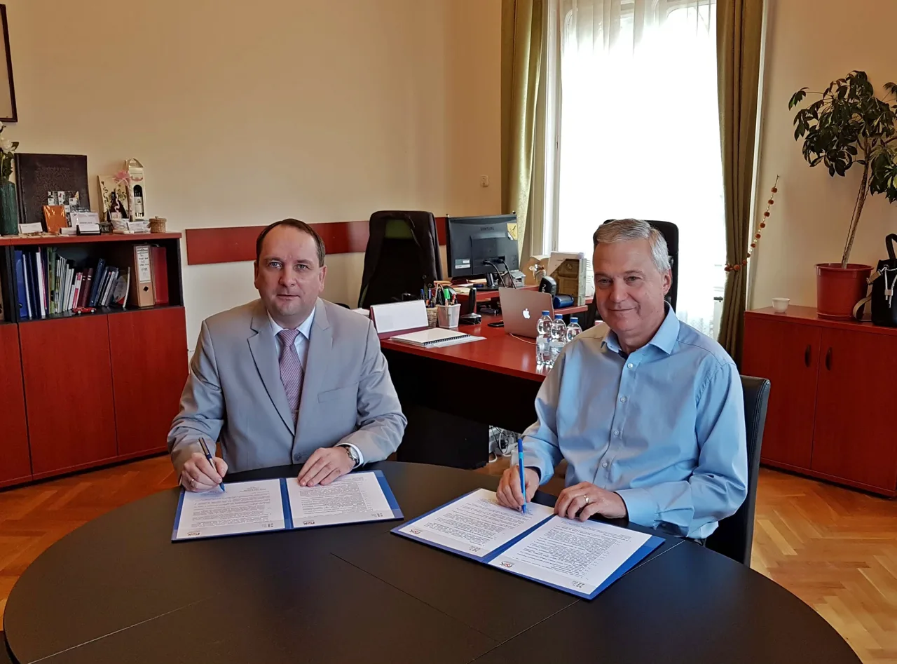 Dr. Tóth Tibor és dr. Nagy Sándor aláírják az együttműködési megállapodást egy asztalnál.