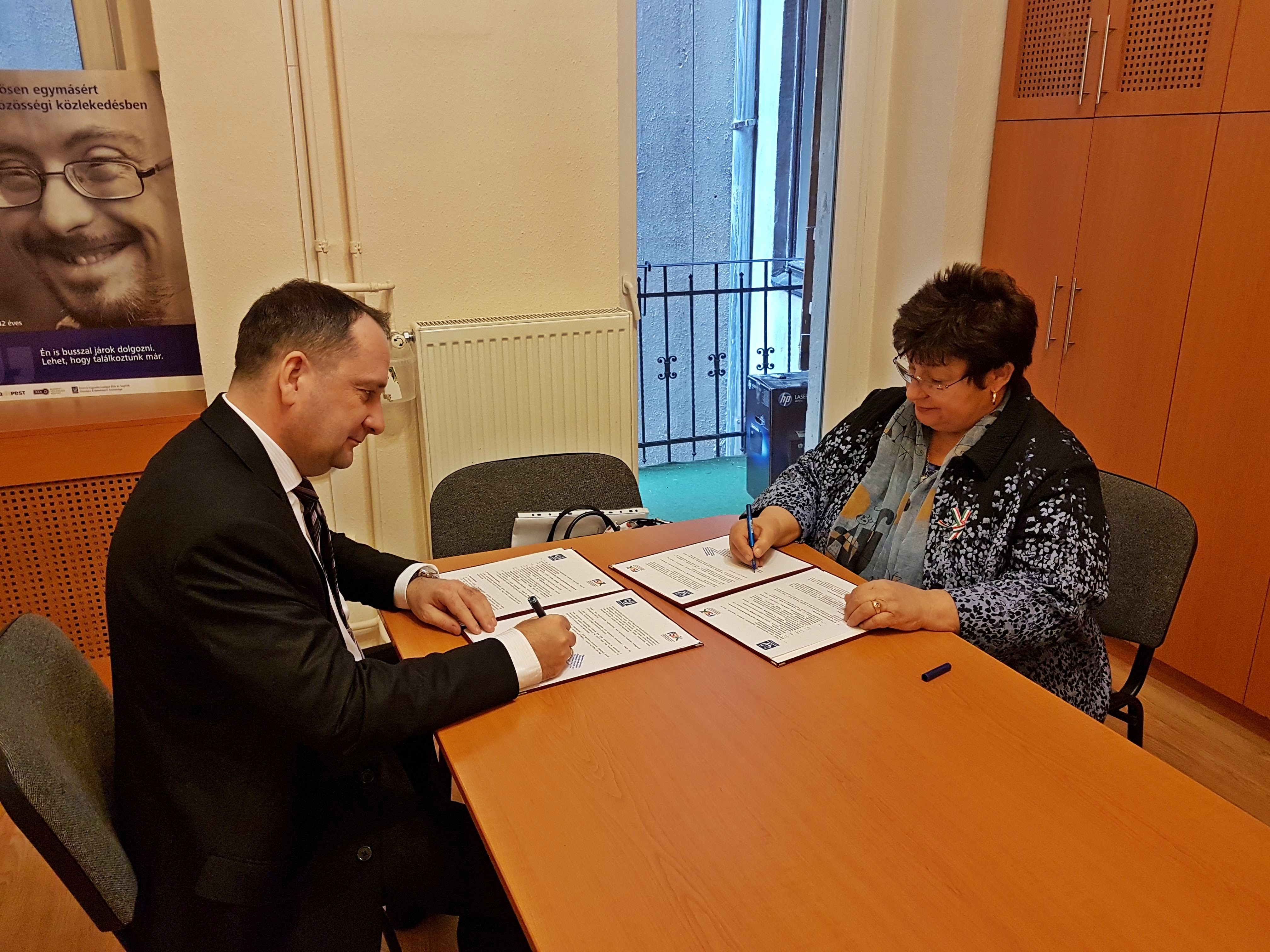 A képen Gyene Piroska és dr. Tóth tibor ír alá együttműködési megállapodást