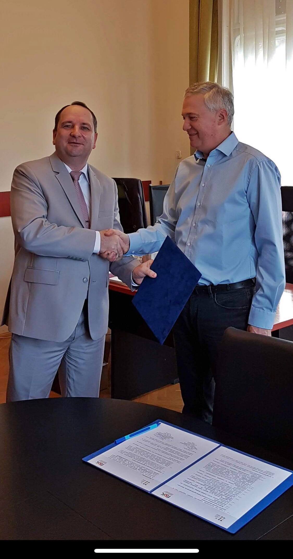 Dr. Tóth Tibor és dr. Nagy Sándor kezet fognak az együttműködési megállapodás aláírása után.